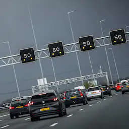 Protest al camionagiilor pe Afsluitdijk și accident pe A15 provoacă întârzieri mari